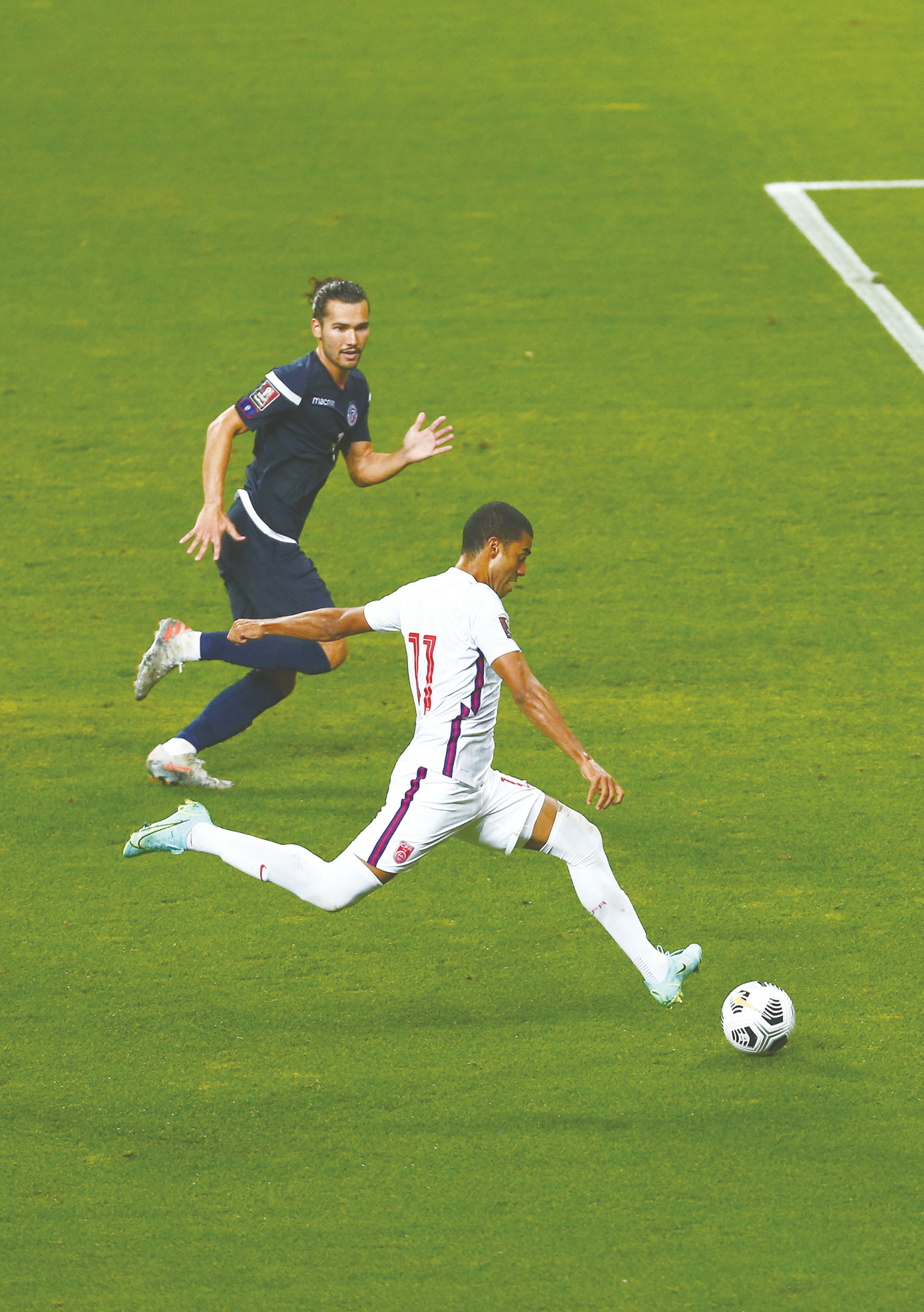 中场球员展现出过人的控球技术