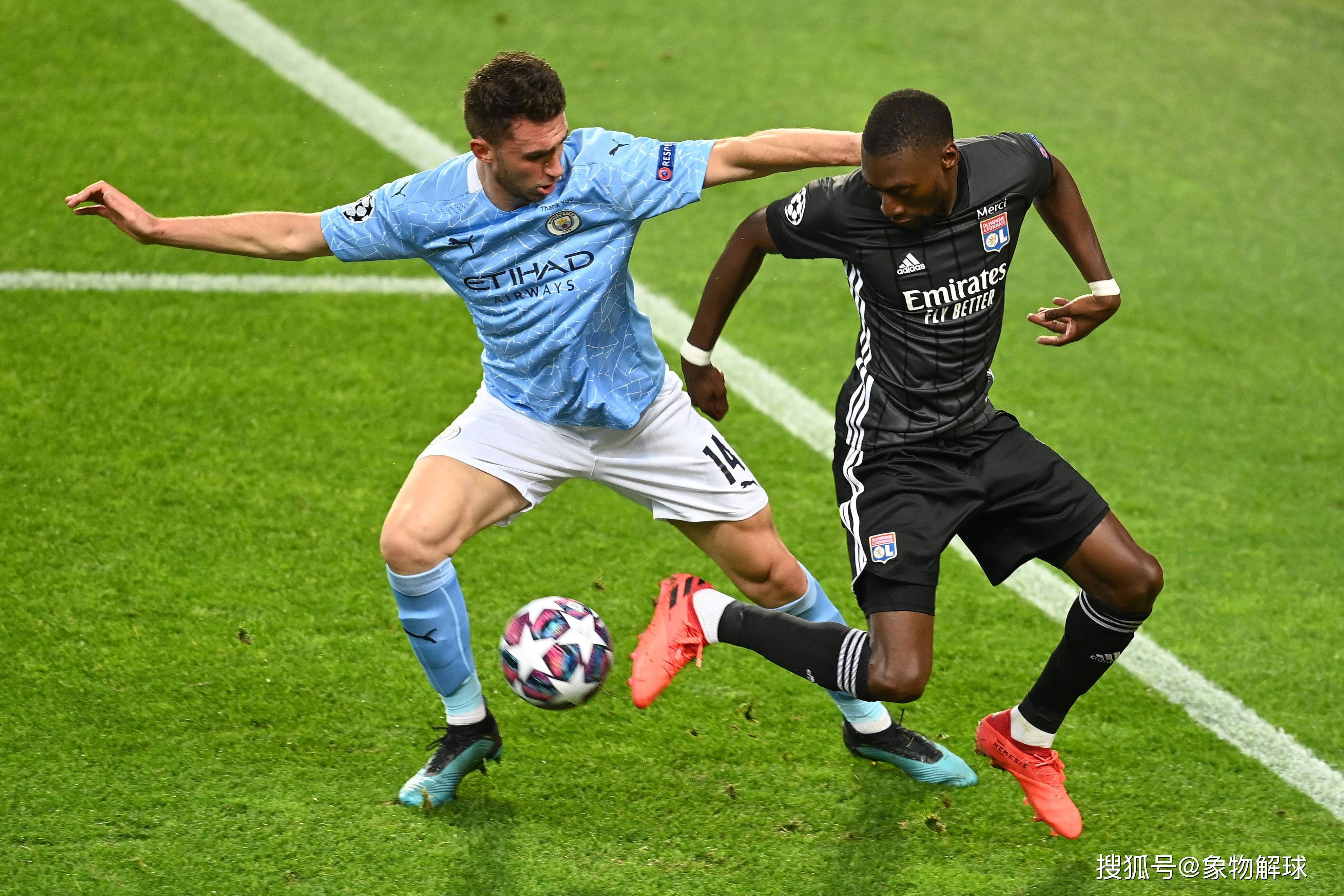 中场球员展现出过人的控球技术