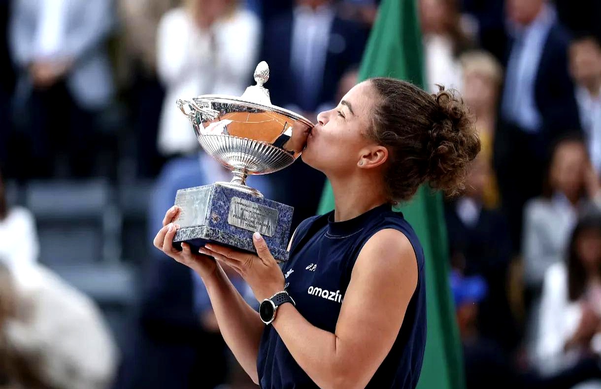 新西兰女足球员在国际比赛中勇夺奖杯