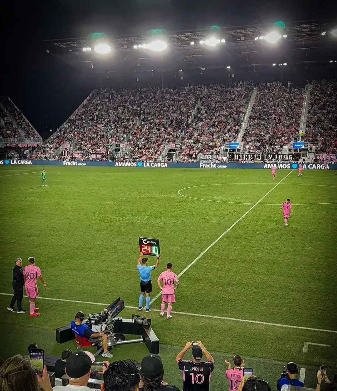 马里尼替补任意球直射，门前插上补射破门的简单介绍