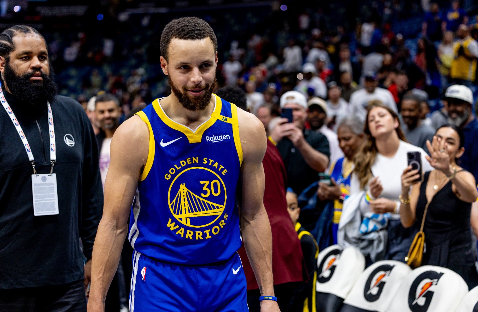 勇士遭到灰熊连败，库里串场发疯难救主