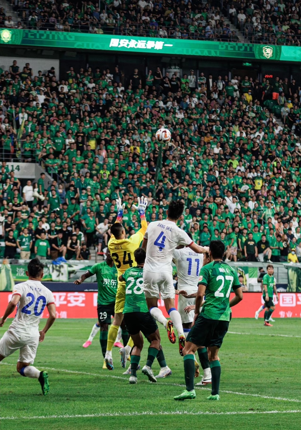 紧张刺激!球队意志坚定争夺胜利 紧张刺激!球队意志坚定争夺胜利