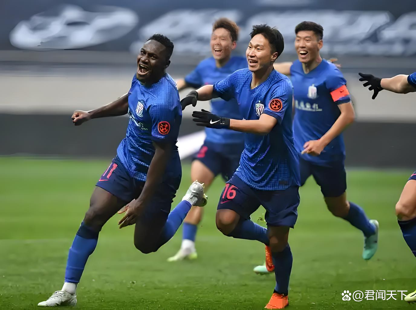 山东鲁能主场遭遇失利,争议判罚引发球迷热议 山东鲁能主场遭遇失利,争议判罚引发球迷热议