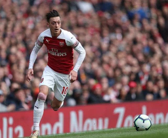 阿贾克斯1-0小胜阿森纳，积分榜领跑