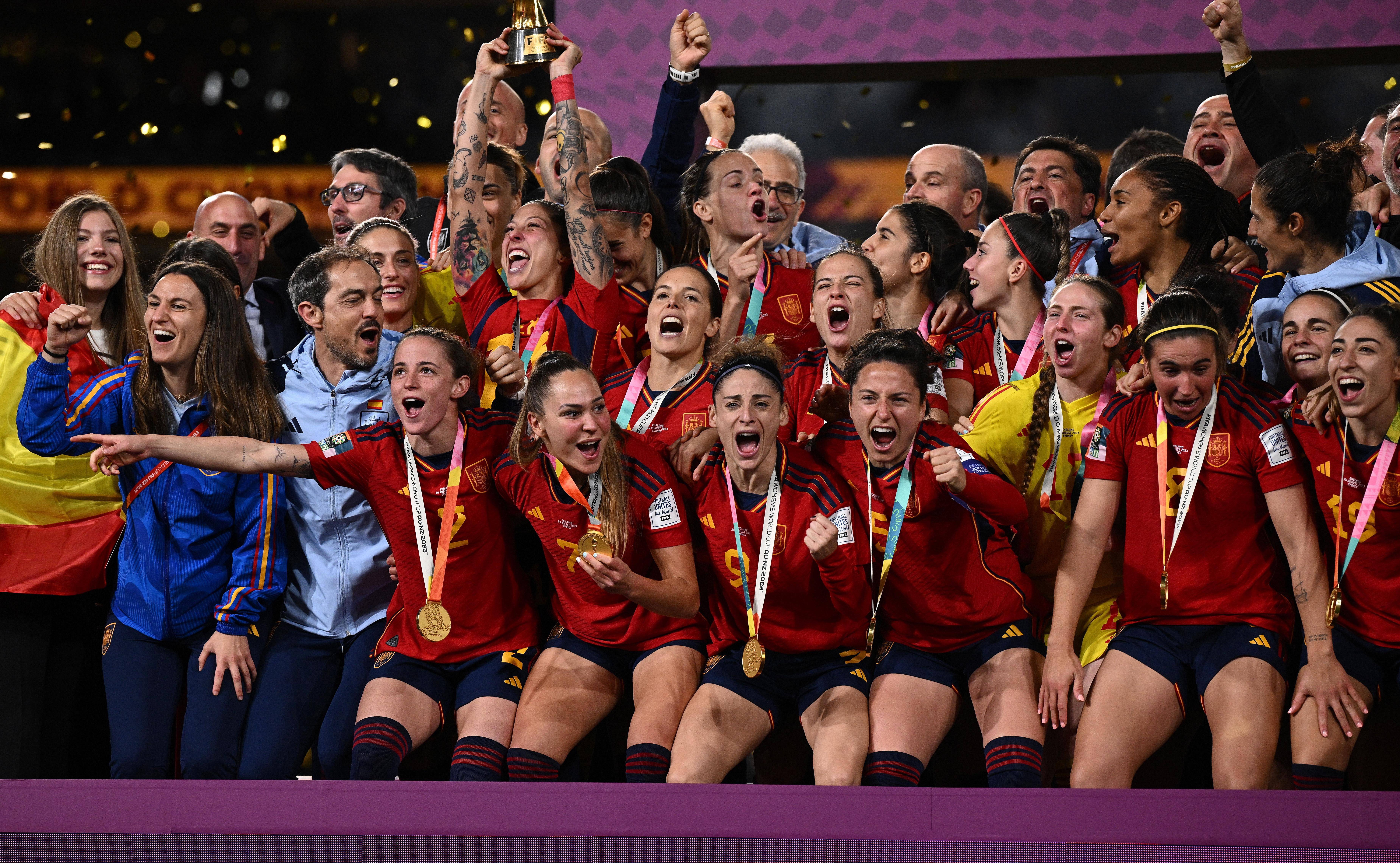 国际足球比赛现场直击，女球员英勇奋战