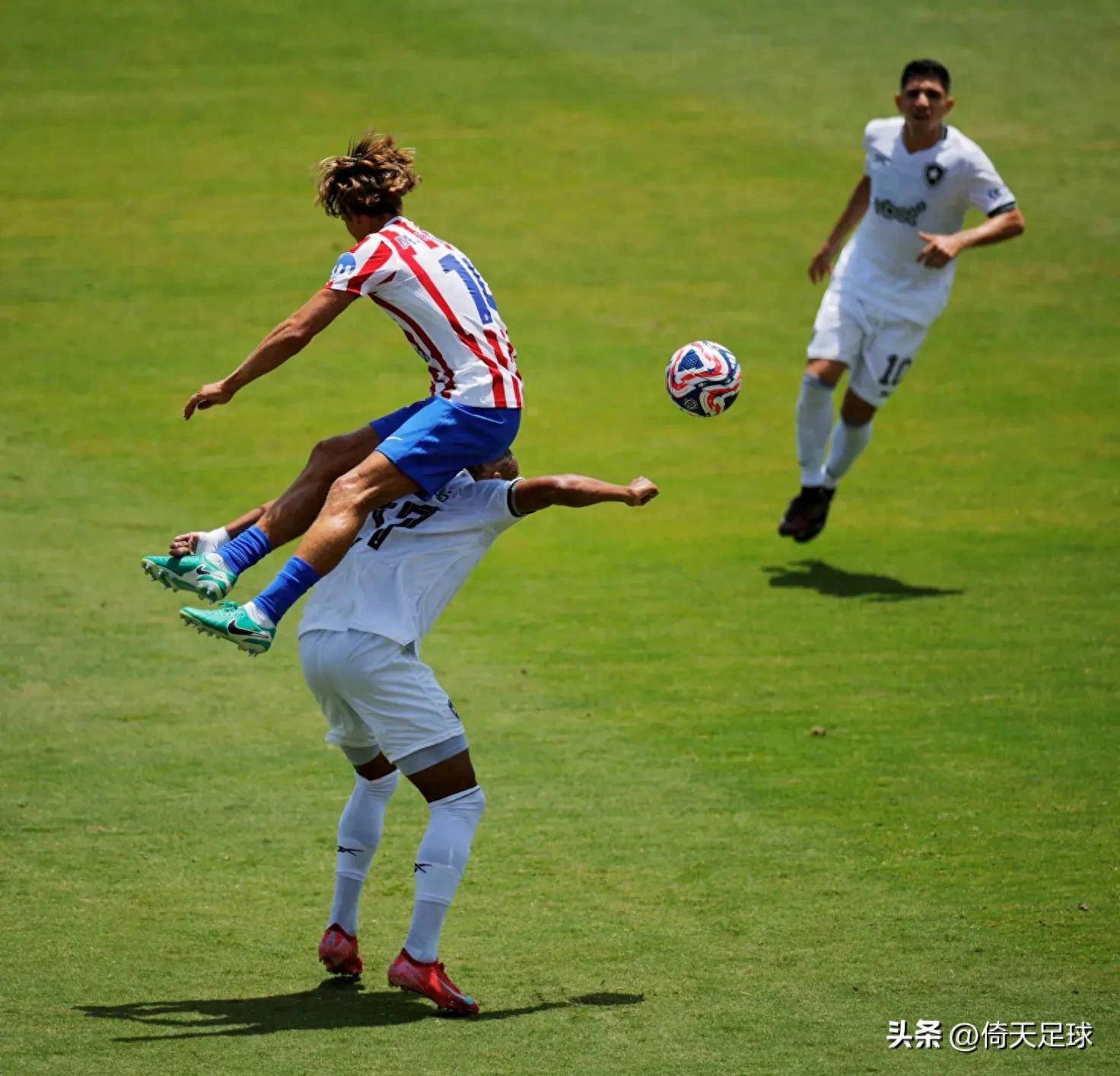 国际足球比赛现场直击，女球员英勇奋战