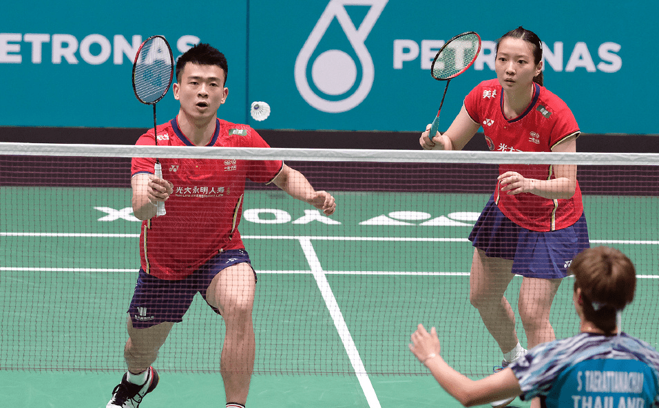 关于马来西亚队逆转中国队，黄鸭组合刷新纪录的信息